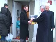 Dodjela paketića u Selu mira Turija - Foto: Screenshot RTV Lukavac