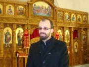 Počela proslava Božića: Zapaljen badnjak u Puračiću i Krtovi Sveštenik puračke parohije Jelenko Lazić