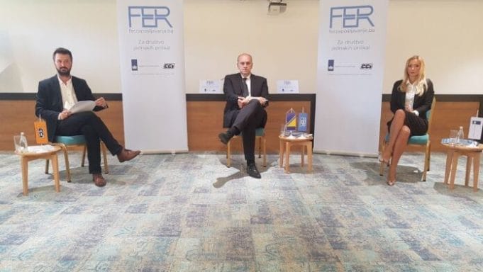 Panelisti-i-moderator-696x392