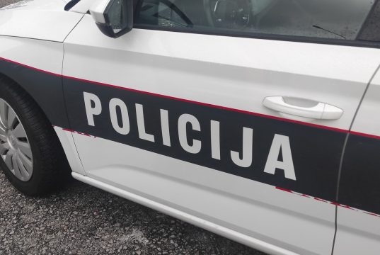 Teška nesreća u Lukavcu: Jedna osoba poginula u sudaru vozila, tri povrijeđene