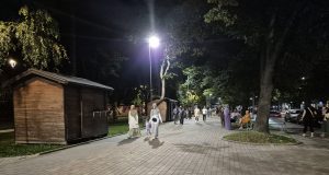 Građani upozoravaju na vožnju mopeda kroz šetalište u Lukavcu: “Ne čekajte da se dogodi tragedija”