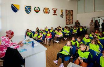 Mališani iz vrtića posjetili Gradsku biblioteku Lukavac