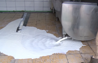 Poljoprivrednici prijete blokadama zbog uvoza mlijeka: „Na koljenima smo!“