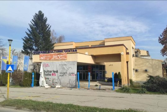 Glavni ulaz u BKC Tuzla zatvoren skoro dvije godine, još nema rješenja