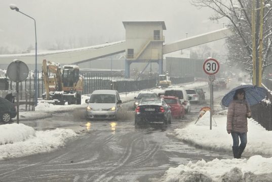Snijeg napravio haos u TK : Bez struje brojna naselja