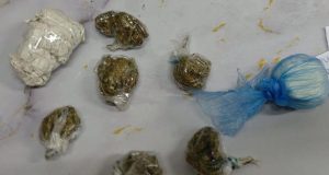 Tokom pretresa putničkog vozila u Lukavcu pronađena i oduzeta opojna droga