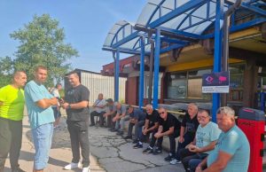 Bivši radnici Koksare Lukavac nastavili štrajk, noć proveli ispred fabrike