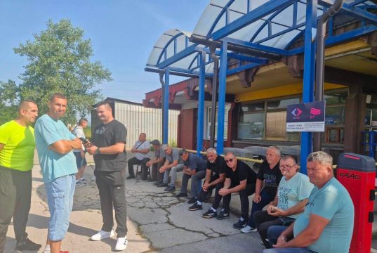 Bivši radnici Koksare Lukavac nastavili štrajk, noć proveli ispred fabrike
