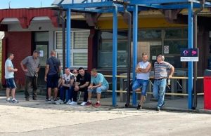 Bivši radnici lukavačke Koksare štrajkuju ispred fabrike, traže ispunjenje nekoliko zahtjeva