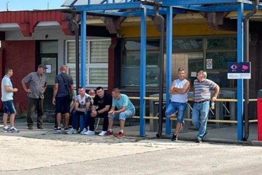 Bivši radnici lukavačke Koksare štrajkuju ispred fabrike, traže ispunjenje nekoliko zahtjeva