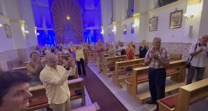 Večer za pamćenje u Lukavcu: Corona pjesmom ispunila Crkvu Svetog Ante i oduševila publiku