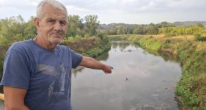 Pomor ribe u rijeci Spreči: Ribar Almir Čelić primijetio kako mrtva riba pluta Sprečom nizvodno od Lukavca