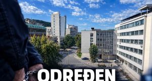 Određena mjera pritvora za Hidajeta Hankića (42) iz Lukavca zbog pokušaja iznude; Prijetio muškarcu i tražio 15.000 KM pa mu barskom stolicom razbijao automobile