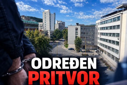 Određena mjera pritvora za Hidajeta Hankića (42) iz Lukavca zbog pokušaja iznude; Prijetio muškarcu i tražio 15.000 KM pa mu barskom stolicom razbijao automobile