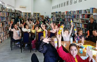 Radionica „Mašta na papiru“ razveselila učenike četvrtih razreda Osnovne škole „Lukavac Grad“